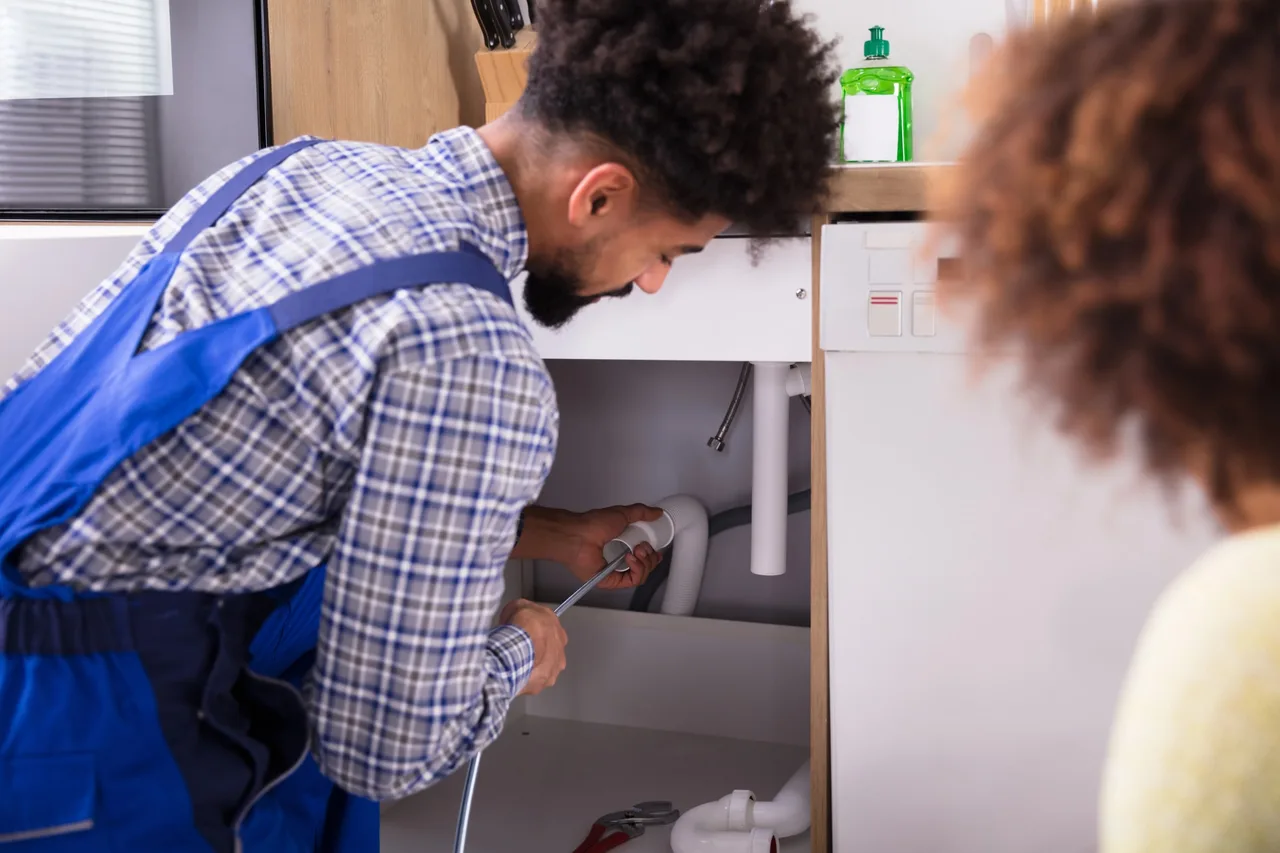 Pose de sanitaire par l'équipe FLC Dépannage dans le Val-d'Oise